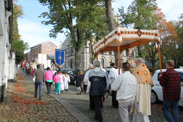 Dans la rue, la procession du Saint-Sacrement et de sainte Wivine à Ohain (Lasne)
